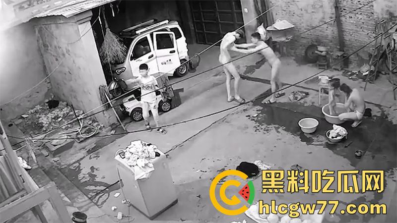 家庭摄像头破解，乱伦家庭户外洗澡，全身赤裸院子里等着洗澡，这骚妈身材还真奈斯啊！-2