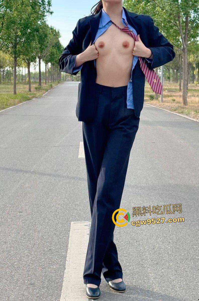 高铁乘务员【张木盈】，制服脱衣诱惑金主，下飞机车内被金主狂操，后入手机放翘臀上照玩！-1