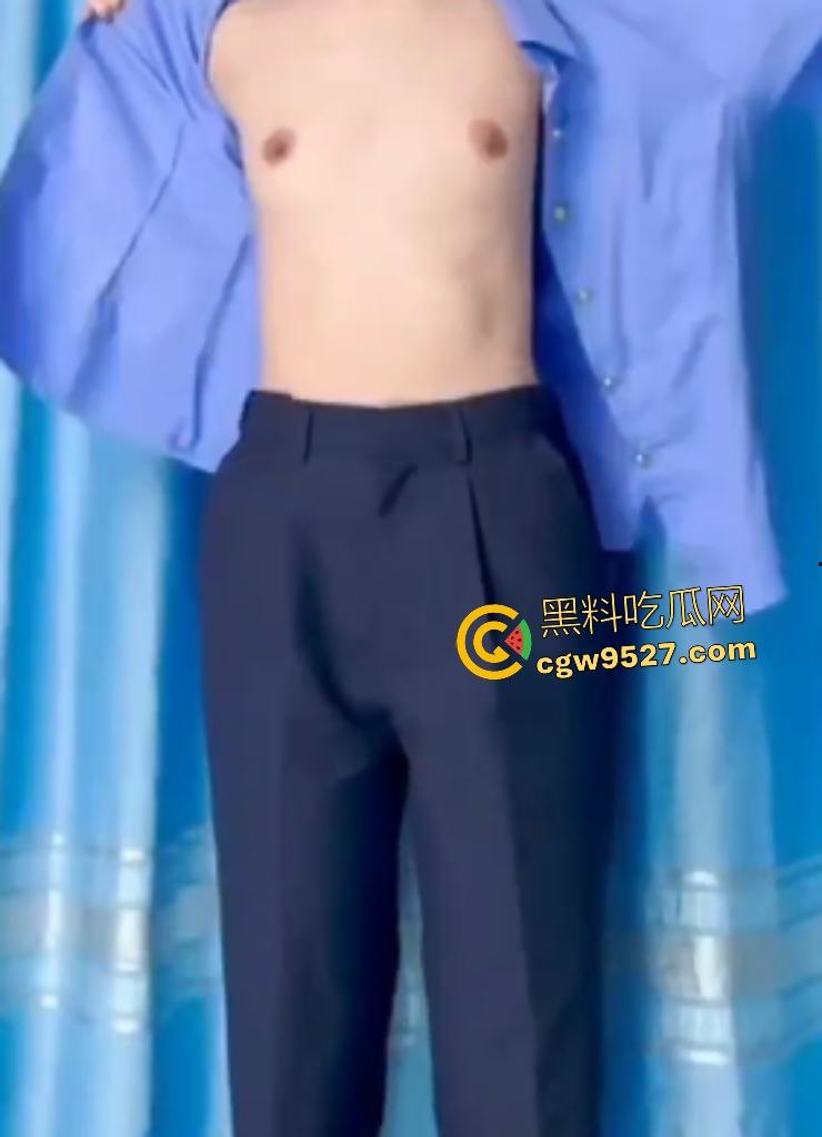 高铁乘务员【张木盈】，制服脱衣诱惑金主，下飞机车内被金主狂操，后入手机放翘臀上照玩！-3