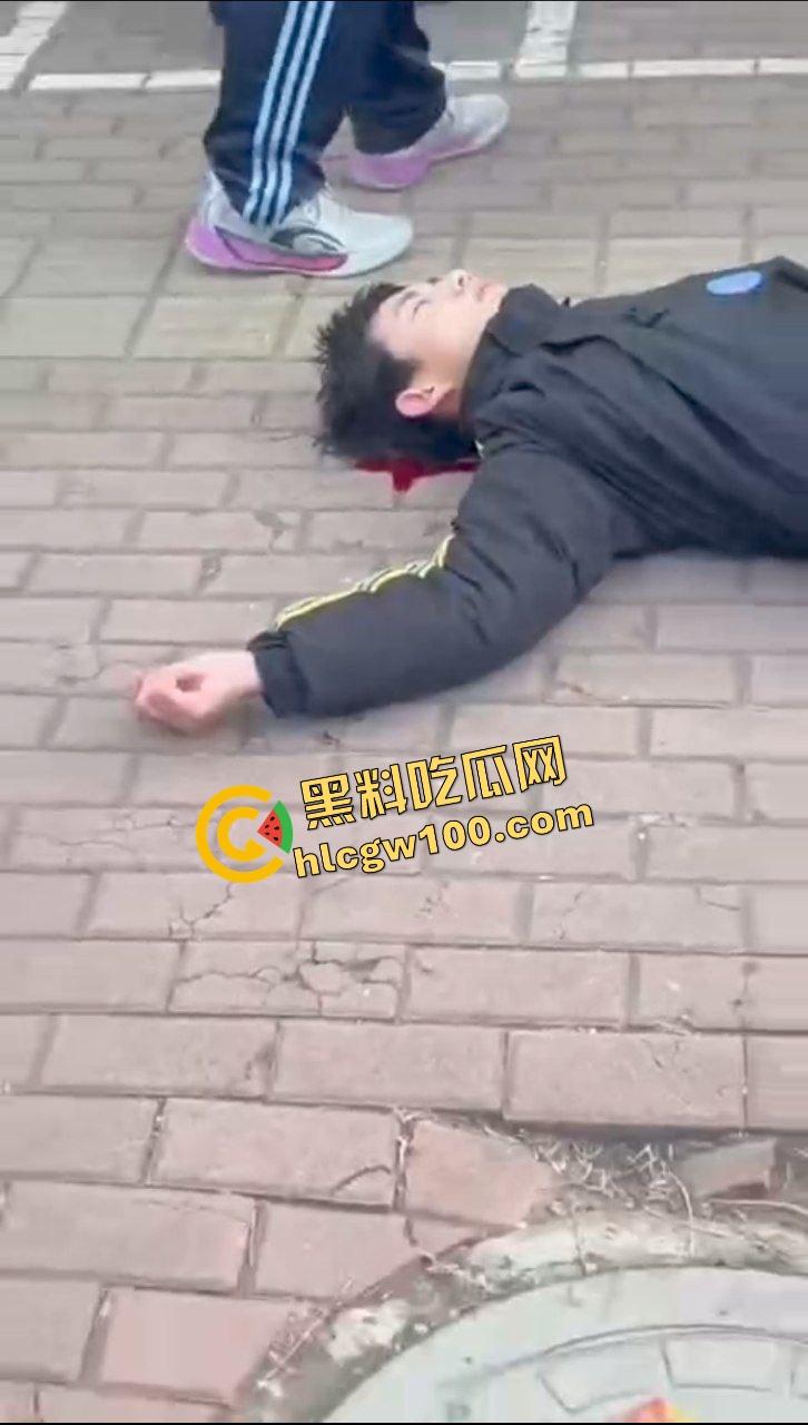 辽宁职高野仔殴打同学，致其后脑勺着地失去知觉，脑部流血不止！年轻真好，倒头就睡-6
