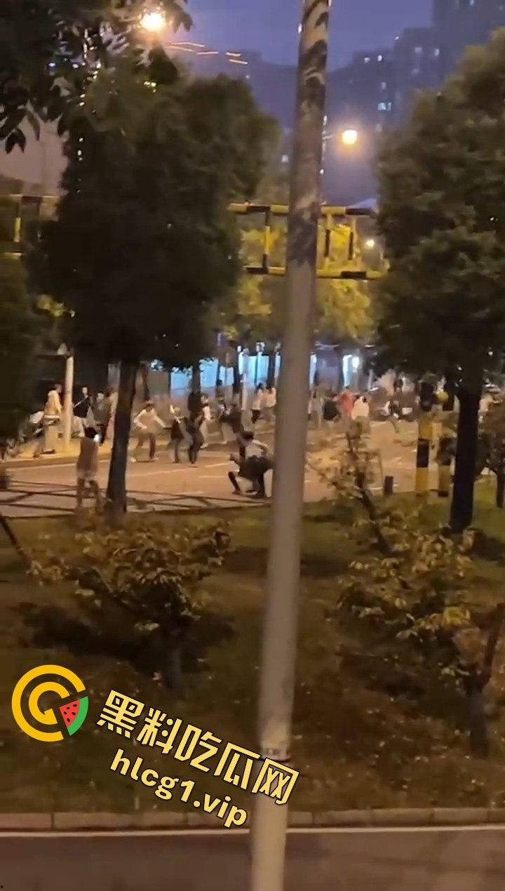 长沙婚庆公园惊现激烈群殴！精神小伙上演街头版“古惑仔”-4