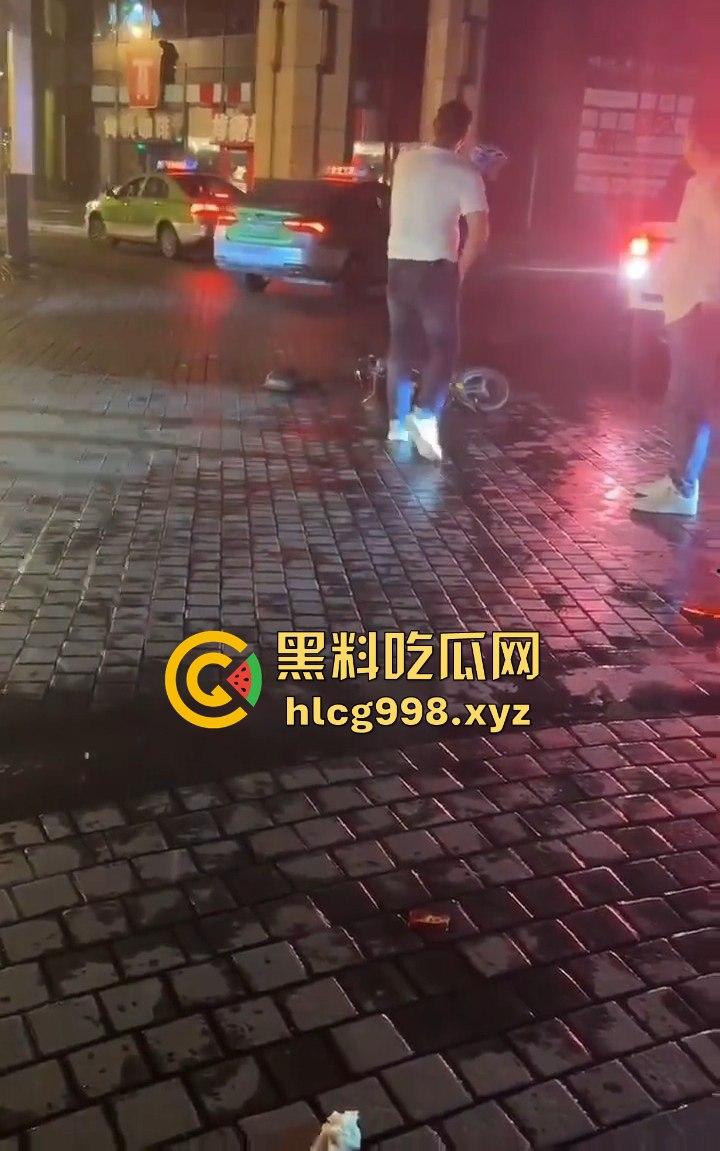 四川成都代驾闹乌龙！醉酒男误开他人车后备箱，双方争执升级，最后直接上演街头斗殴！-5