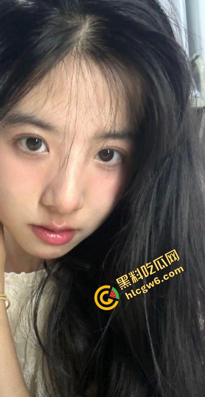 湖南工业大学大三反差婊骚鸡学生妹『雷沁』酒吧2大哥 约去酒店激情口爆69爆操 独家流出!-5