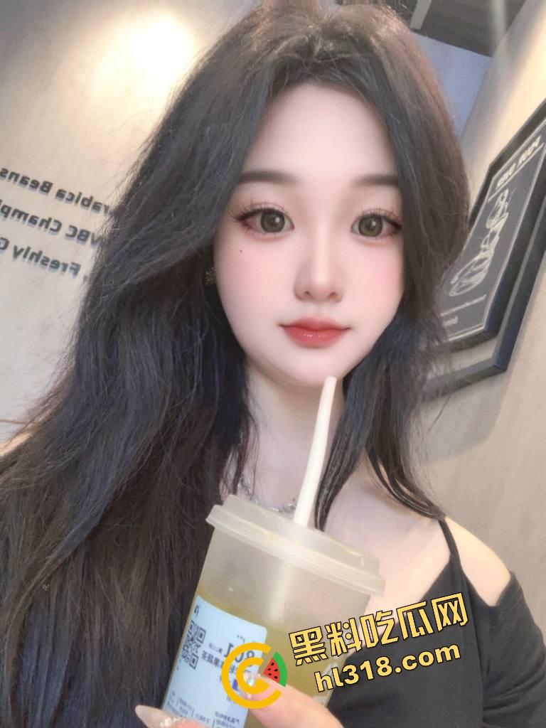 酒吧约了个反差小嫩妹,刚坐上穴口嫩得像热豆腐,开房一躺下就要大鸡鸡,一边肏瘫一边夹喊哥哥别再插了!-3