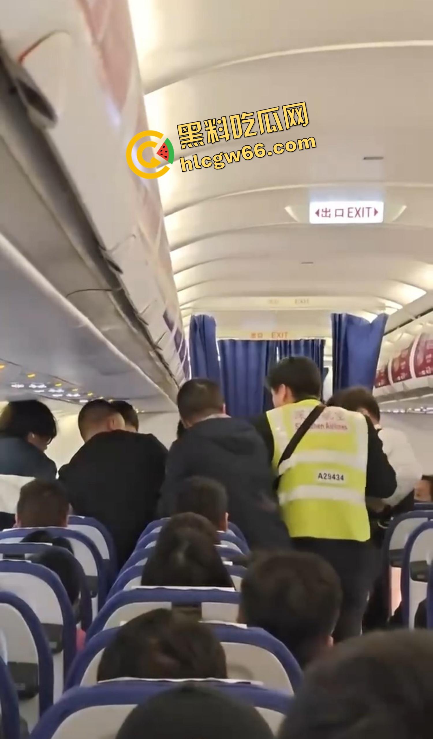 深圳航空变空中肉搏战，两女乘客因太臭香水熏人互殴，连空姐都遭殃被咬出血，航班延误两小时只因一场鼻子矛盾！-9