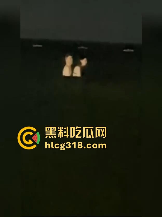 认真做爱无惧环境！携极品苗条情人深夜海边做爱 专注的人在哪都能日逼！-4