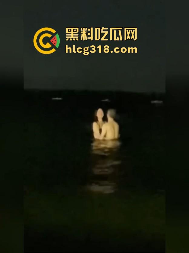 认真做爱无惧环境！携极品苗条情人深夜海边做爱 专注的人在哪都能日逼！-8