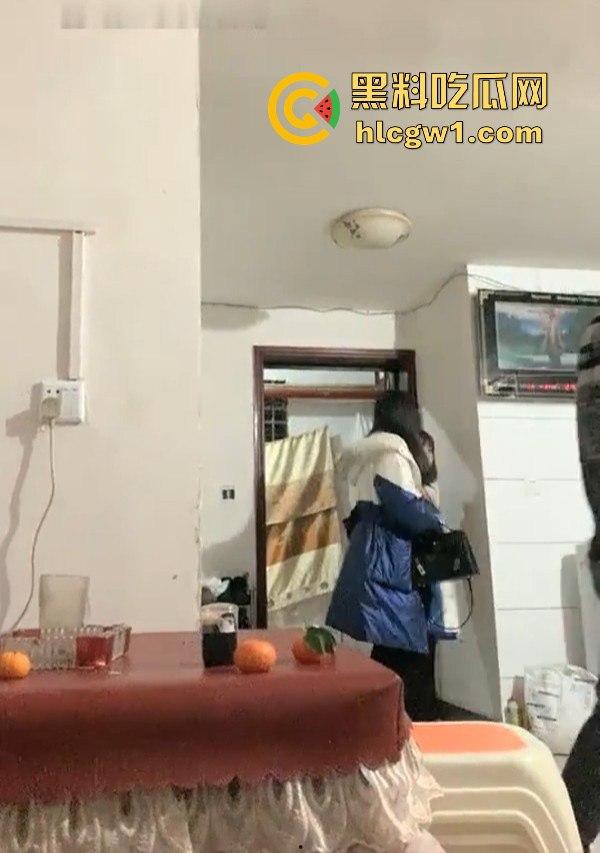 湖南瓜友曝光深夜偷拍淫窝遭老鸨追赶，逃命时撞进快餐妹窝，生死逃亡中还能遇骚妹，湖南深夜真不简单！-5